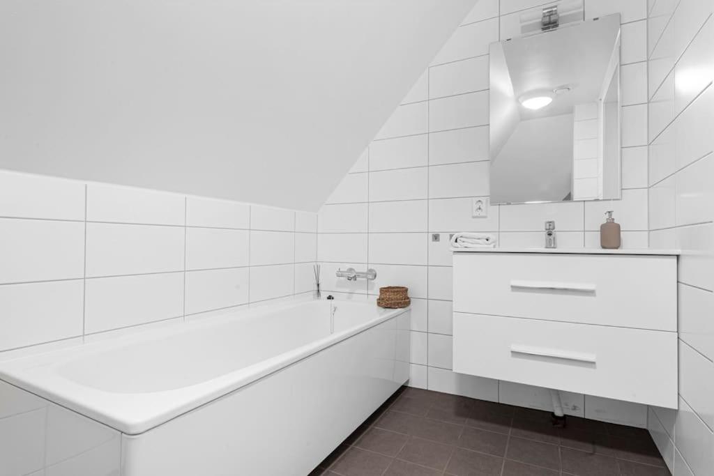 New! Huge Modern Apartment! Fit For Two Families! Bergen Exterior foto